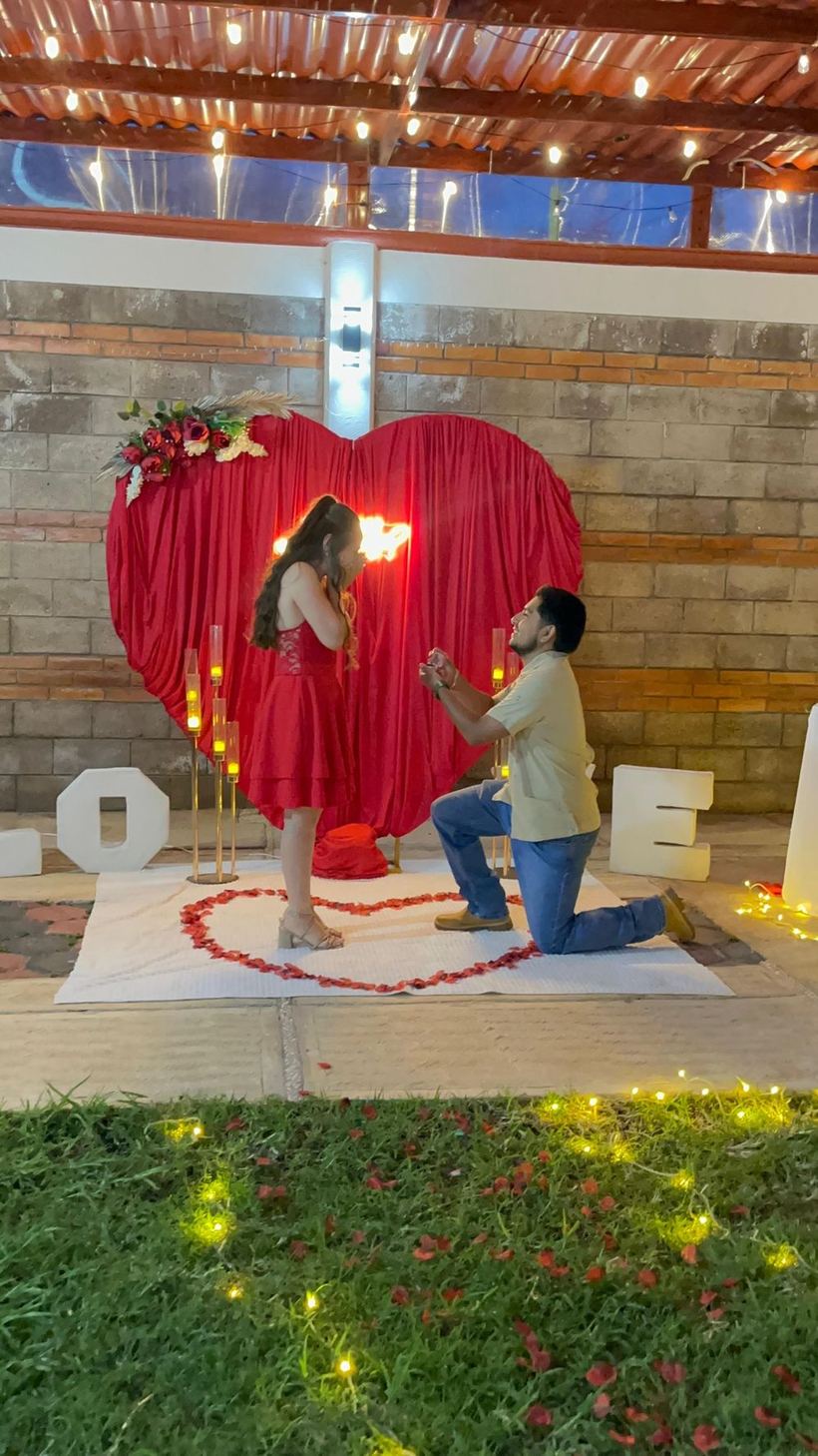 Bryan se arrodilla y le pide matrimonio a Emir